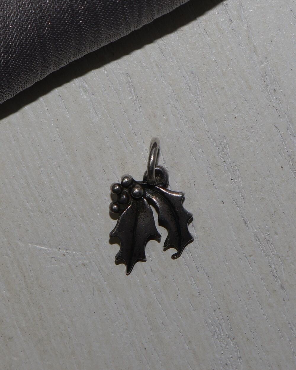 Retired James Avery Sterling Silver Mistletoe Charm 1.4G / 0.6in